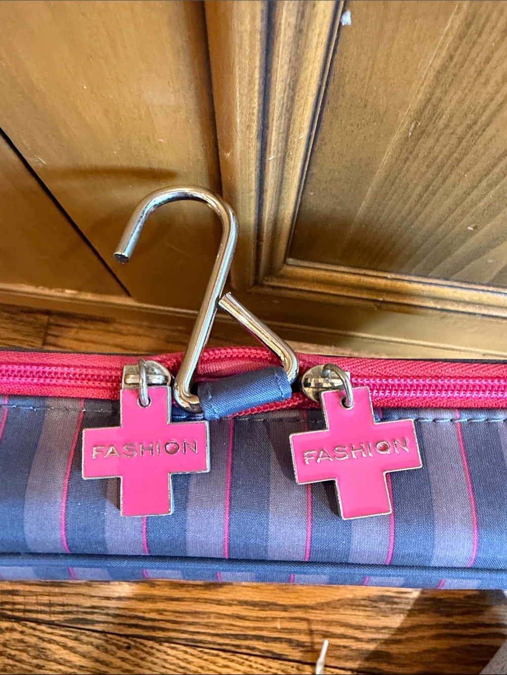 FASHION RESCUE PINK AND GRAY TRAVEL KIT WITH HANGAR AND FILLED ZIPPERED CASES - Picture 2 of 14